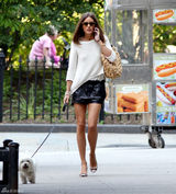 组图：奥利维亚-巴勒莫街拍 黑白配时尚