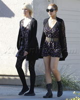 组图：林赛-罗韩外出被拍 穿连身短裙秀美腿