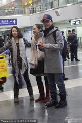 组图：郭晓冬携妻程莉莎赴德争奖 机场甜蜜自拍