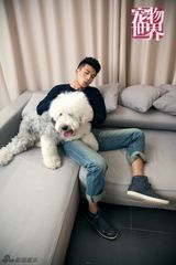 组图：孙艺洲戏外不做吕小布 携萌宠悠闲放假