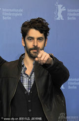 幻灯图集：《与人为善》记者会 两女星勾肩搭背出场