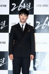 高清组图：韩片《26年》试映 任瑟雍架拐出席