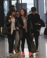 组图：刘谦与富二代女友情侣装现身机场