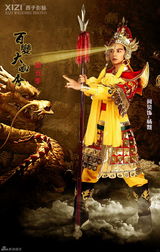 组图：百变五侠模仿五娃 仿真峰章恋舞台牵手