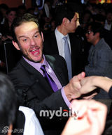 组图：布鲁克林-戴可儿等赴韩国宣传新片《战舰》