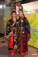 组图：黎耀祥与郑则仕斗戏 周家蔚与佘诗曼饭聚