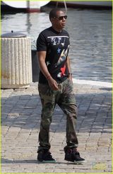 组图：碧昂斯一家海边度假 辣妈墨镜红唇