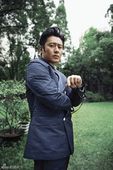 组图：吴秀波踏青秀街拍 远离喧嚣还原本真