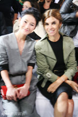 组图：陈燃优雅亮相巴黎时装 引爆最新秋装热潮