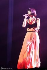 组图：赵容弼尹民秀等献唱展华丽舞台