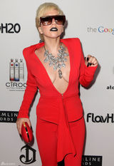 高清组图：Lady Gaga红装亮相真空上阵秀乳沟