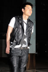 组图：贾乃亮受邀活帅气朋克 被问婚期害羞不答