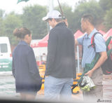 组图：艾什顿-库彻携女友北京街头秀恩爱