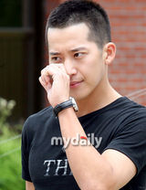 幻灯图：李莞12日上午参军服役 开始两年军队生活