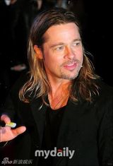 组图：布拉德-皮特韩国宣传新片 长发造型微胖