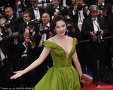 组图：戛纳开幕红毯众星争艳 深V爆乳透视美背