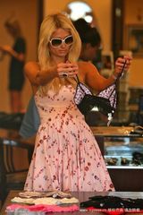 幻灯图集：帕丽斯-希尔顿名店扫货 镜子前自赏