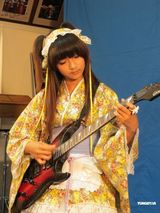 组图：人气美少女许雅涵代言萨克斯风大赛