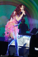 组图：张靓颖新加坡震撼开唱 潘辰美丽助阵