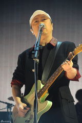 组图：崔健上海开唱《一无所有》引大合唱