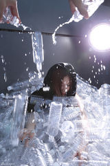 组图：温岚创励志情歌 拍摄新歌MV险遭窒息