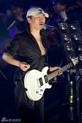 组图：崔健摇滚交响音乐会上演 经典老歌引爆全场
