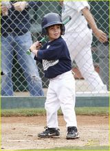 组图：布兰妮与男友棒球场秀亲密 为大儿子比赛助威