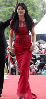 组图：百想红毯朴有天帅气 女星主打黑裙秀性感