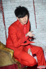 组图：林俊杰与阿信合拍MV 红色西服抢镜十足