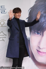 组图：李敏镐帅气风衣亮相 台上嘟嘴吐舌卖萌