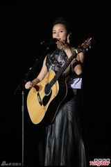 组图：萧敬腾上海开唱雨神未发威 被何韵诗调侃