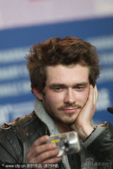 幻灯图集：《如何结束夏天》记者会 俄罗斯型男斗帅