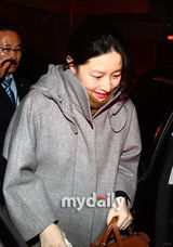 组图：李英爱产后首次公开亮相 丈夫陪伴转院调理