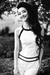 组图：王丽坤灰白大片享受独自旅行