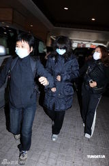 高清图：米雪出席尹志强葬礼 悲伤过度需亲友搀扶