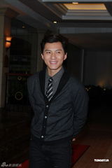 组图：钟镇涛生日携女亮相派对 谭咏麟叶童现身