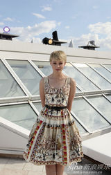 幻灯：《华尔街2》主创拍写真 拉博夫展成熟魅力