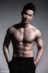 组图：奇道古铜肌肉写真彰显男人健硕魅力