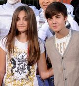 杰克逊手印留存仪式 比伯与MJ靓丽女儿合影(图)