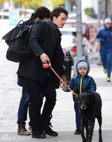 组图：可儿潮装走路带风 布鲁姆携子骑肩逗趣