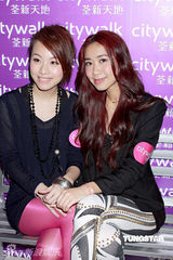 幻灯图集：邓丽欣平安夜忙工作 玫红色丝袜显喜庆