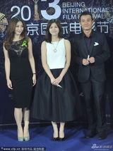 组图：《不二神探》柳岩陈妍希文章亮相蓝毯