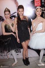 组图：周秀娜出席《黑天鹅》首映 称喜欢弹琴女生