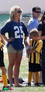 组图：布兰妮搂儿子亲密母爱泛滥 与前夫同场