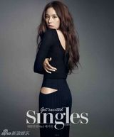 组图：韩星赵允熙性感写真 镂空衬衣秀马甲线