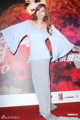 组图：Makiyo新专辑预购破2万 庆功与吴佩慈玩亲亲