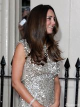 组图：凯特产后亮相慈善活动 银亮片裙光彩照人