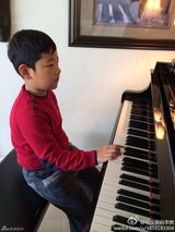 组图：石头练琴照曝光 纯爷们的文艺范儿