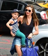 组图：辣妈米兰达热裤出街显平胸 儿子吃手呆萌