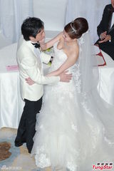 组图：张美妮穿传统裙褂出嫁 新郎深情热吻